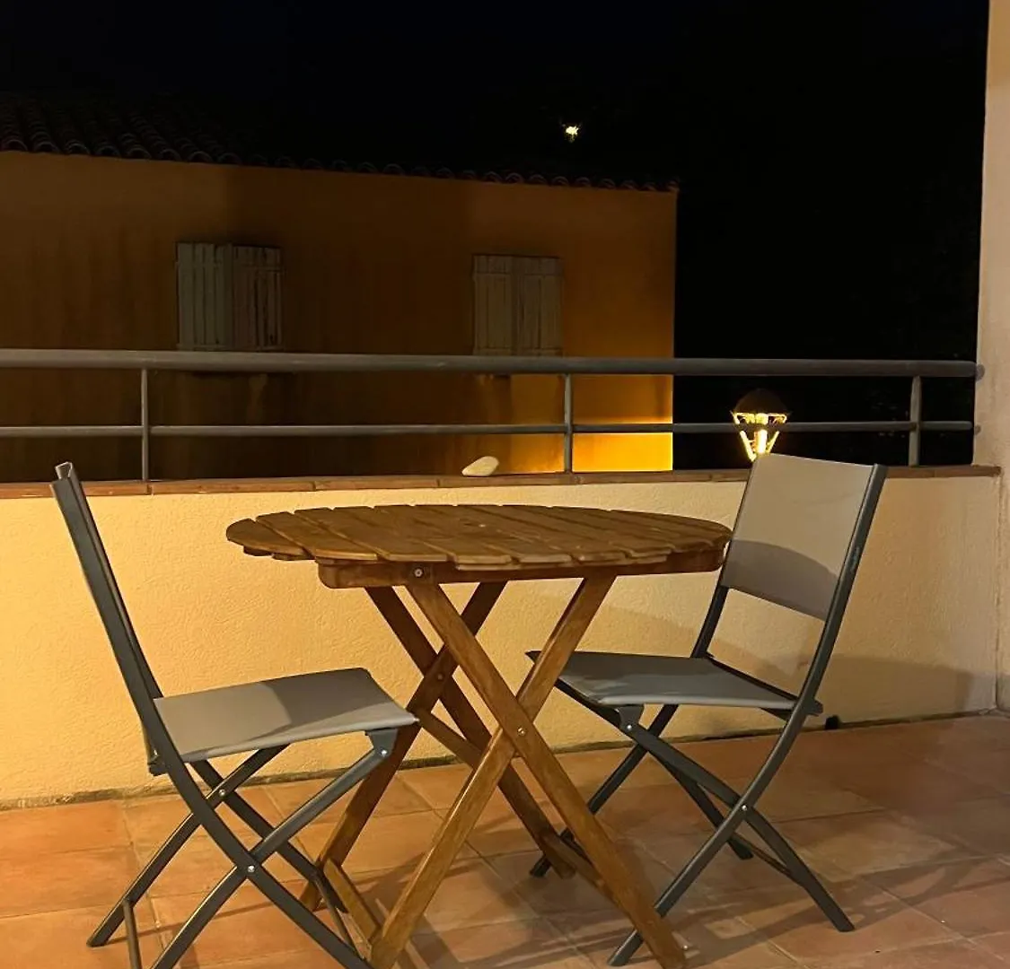 Appartement Spacieux Avec Terrasse Et Parking Prive سانت ماكسيم شقة سانت ماكسيم